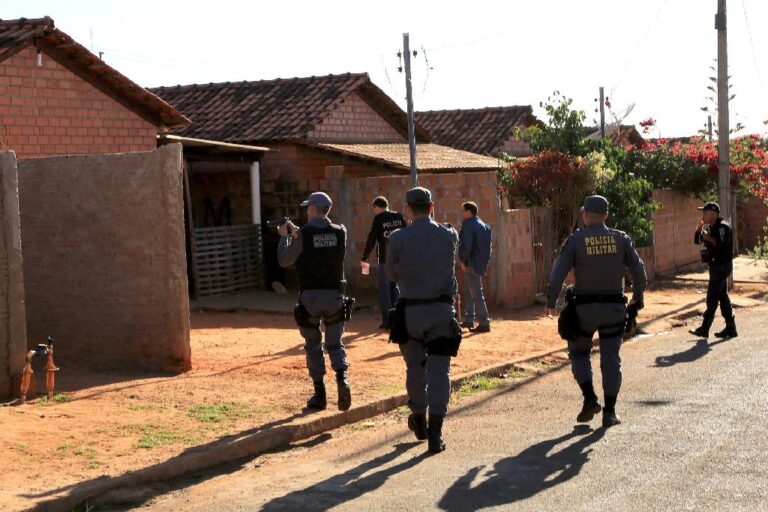 Quadrilha rouba agência bancária e dois assaltantes morrem em confronto com a PM